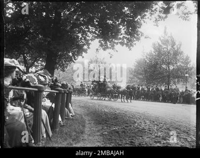 Hyde Park, Cité de Westminster, Autorité du Grand Londres, 1907. Un autocar tiré par un cheval arrivant à un club d'entraînement se réunit à Hyde Park. Dès le début de 1800s, pendant la saison de Londres, les membres des clubs d'entraînement se sont réunis à Hyde Park avant de partir pour déjeuner à des endroits tels que Crystal Palace, Greenwich ou Richmond. Banque D'Images