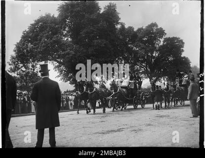 Hyde Park, Cité de Westminster, Autorité du Grand Londres, 1907. Une vue des entraîneurs partant d'un club d'entraînement se réunit à Hyde Park avec des spectateurs. Dès le début de 1800s, pendant la saison de Londres, les membres des clubs d'entraînement se sont réunis à Hyde Park avant de partir pour déjeuner à des endroits tels que Crystal Palace, Greenwich ou Richmond. Banque D'Images