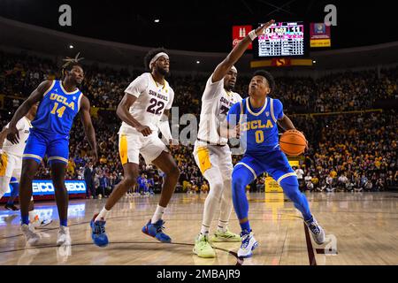 Jaylen Clark, garde de l'UCLA (0), se dirige vers le panier de la première moitié du match de basket-ball de la NCAA contre l'État de l'Arizona à Tempe, Arizona, jeudi, Banque D'Images