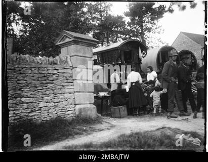 Maugersbury Manor, Maugersbury, Cotswold, Gloucestershire, 1928. Un groupe de gitans avec leurs caravanes campées par le mur limite du Manoir de Maugersbury. Les gitans illustrés sur cette photo assistaient à la foire du cheval de Stow-in-the-Wold. Banque D'Images