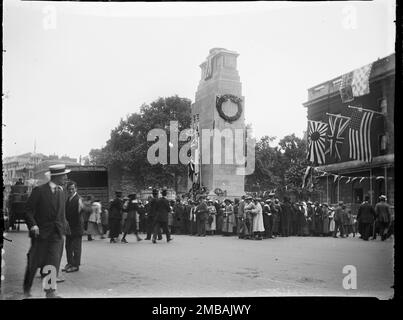 Cenotaph, Whitehall, Westminster, City of Westminster, Greater London Authority, 1919. Une foule s'est rassemblée autour du Cenotaph sur Whitehall pour les célébrations de la Journée de la paix avec des drapeaux sur un bâtiment à côté. Cette photo fait partie d'un groupe que le photographe a pris sur les 18th, 21st et amp ; 23rd juillet 1919, en enregistrant les décorations de paix qui avaient été érigées à Londres pour la Journée de la paix, 19th juillet 1919, à l'occasion de la fin de la guerre mondiale 1. Le cénotaphe illustré sur la photo a été construit à partir de bois et de plâtre et n'était prévu que pour une semaine pour les célébrations de la Journée de la paix et le Vict Banque D'Images