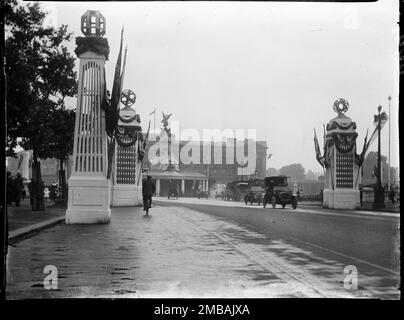 The Mall, City of Westminster, Greater London Authority, 1919. Une vue le long du Mall vers Buckingham Palace, montrant des mâts de drapeau et des pylônes temporaires commémorant les célèbres batailles, sièges et libérations de la première Guerre mondiale Au centre se trouve le King's Stand érigé autour du Queen Victoria Memorial. Cette photo fait partie d'un groupe que le photographe a pris sur les 18th, 21st et amp ; 23rd juillet 1919, enregistrant les décorations de paix qui avaient été érigées à Londres pour la Journée de la paix et la victoire Mars, 19th juillet 1919, pour célébrer la fin de la guerre mondiale 1. Banque D'Images