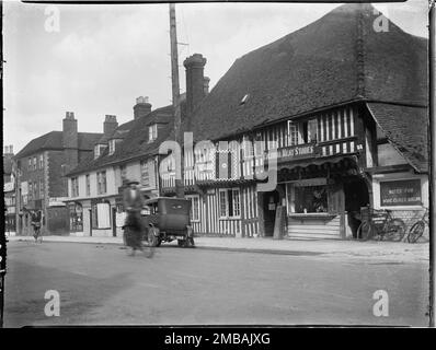 29-33 High Street, Tenterden, Ashford, Kent, 1926. Une vue de l'ouest de la maison en bois de 15th-16th siècle encadrée au 29-33 High Street, les locaux des magasins de viande coloniaux et les salles de thé Tudor Rose. Banque D'Images