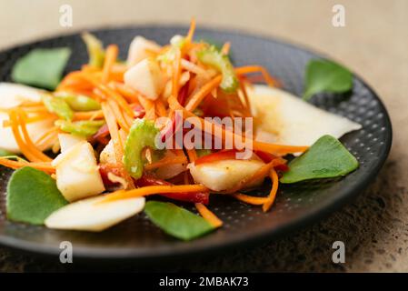 Salade avec poires, carottes, céleri, poivron et Purslane d'hiver. Banque D'Images