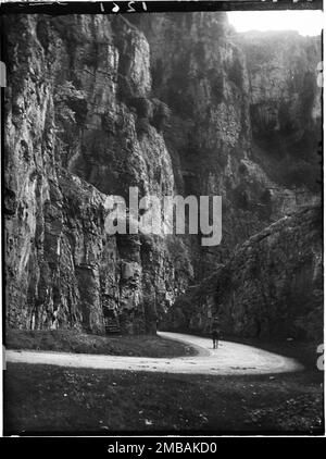 Gorge de cheddar, Cliff Road, Cheddar, Sedgemoor, Somerset, 1907. Une vue d'un homme sur l'équitation le long de la route à travers la gorge de Cheddar. Banque D'Images