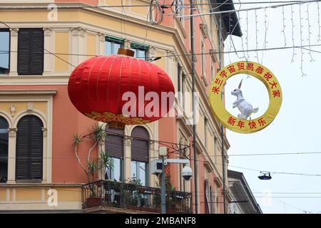 Célébration de l'année du lapin. Milan (via Paolo Sarpi) célèbre la nouvelle année avec des décorations de rue. Banque D'Images