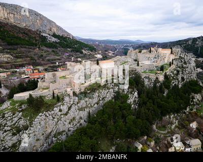 La forteresse de Klis est une forteresse médiévale située au-dessus d'un village portant le même nom, près de Split, en Croatie. Lieux d'intérêt historique. Banque D'Images