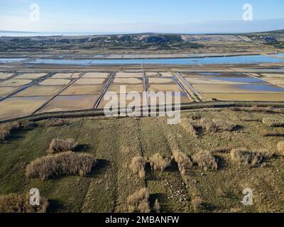 Vue aérienne par drone des champs de sel de Solana Pag, le plus grand producteur de sel de mer de Croatie, et ses opérations sont basées sur une tradition de mille ans. Banque D'Images