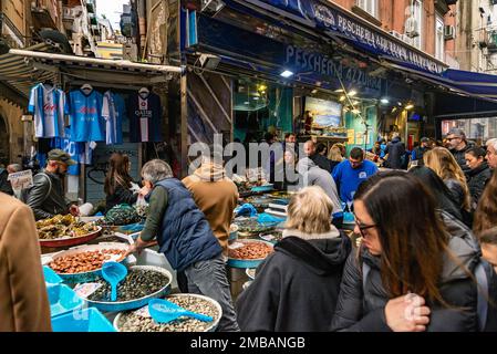 Célèbre marché dans le quartier de Pignasecca, au coeur du centre historique de Naples Banque D'Images