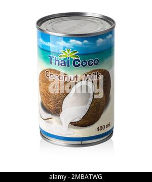 Chisinau, Moldavie 16 novembre 2016: Lait de coco thaïlandais isolé sur blanc pour la cuisine et le dessert thaïlandais traditionnels ou dilué pour le mil de noix de coco léger Banque D'Images