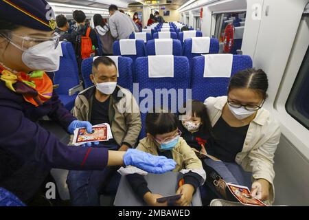La famille de Leung sur le premier train à destination de Guangzhou (G6552) à la gare de Hong Kong West Kowloon. Le train à grande vitesse (section de Hong Kong) reprend ses services de court-courrier à Guangzhou pour la première fois en trois ans après que Beijing ait assoupli la restriction anti-pandémie pour Covid-19. 15JAN23 SCMP/Dickson Lee Banque D'Images