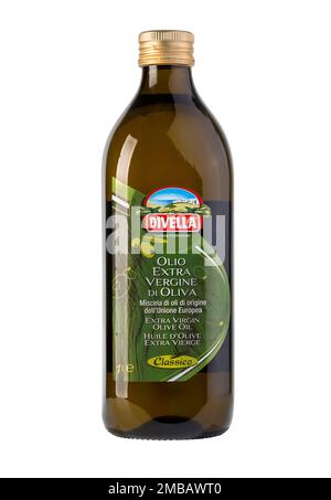 CHISINAU, MOLDAVIE - 14 mars. 2016 : bouteille d'huile d'olive extra vierge DiVella sur fond blanc avec espace de copie. Un produit de l'Italie. Banque D'Images