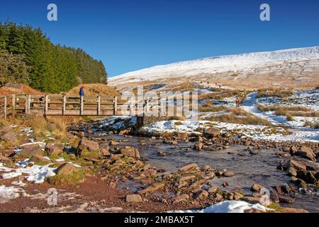 Brecon, Royaume-Uni. 20th janvier 2023. Les gens traversent la passerelle en bois en route vers Pen y Fan dans le parc national de Brecon Beacons cet après-midi lors d'une journée hivernale ensoleillée tandis que le temps de gel continue dans certaines parties du pays de Galles et du Royaume-Uni. Credit: Phil Rees/Alamy Live News Banque D'Images