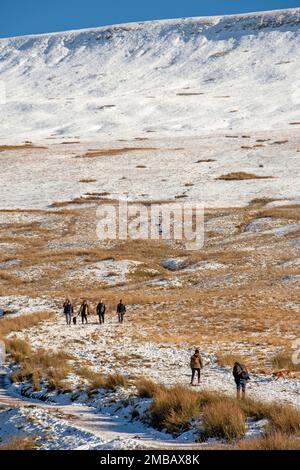 Brecon, Royaume-Uni. 20th janvier 2023. Les gens marchent sur la route de Pen y Fan dans le parc national de Brecon Beacons cet après-midi lors d'une journée hivernale ensoleillée alors que le temps de gel continue dans certaines parties du pays de Galles et du Royaume-Uni. Credit: Phil Rees/Alamy Live News Banque D'Images