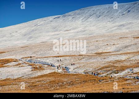 Brecon, Royaume-Uni. 20th janvier 2023. Les gens marchent sur la route de Pen y Fan dans le parc national de Brecon Beacons cet après-midi lors d'une journée hivernale ensoleillée alors que le temps de gel continue dans certaines parties du pays de Galles et du Royaume-Uni. Credit: Phil Rees/Alamy Live News Banque D'Images