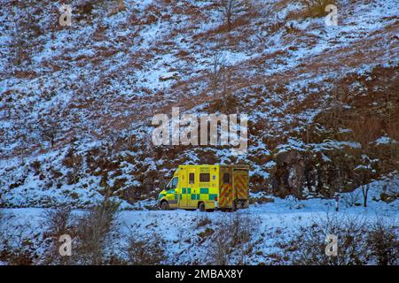 Brecon, Royaume-Uni. 20th janvier 2023. Une ambulance passe au-dessus du col de montagne enneigé de Story Arms dans le parc national de Brecon Beacons qui est encore couvert de neige cet après-midi alors que le temps de gel continue. Credit: Phil Rees/Alamy Live News Banque D'Images