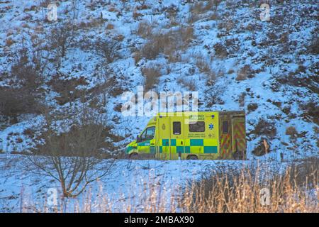 Brecon, Royaume-Uni. 20th janvier 2023. Une ambulance passe au-dessus du col de montagne enneigé de Story Arms dans le parc national de Brecon Beacons qui est encore couvert de neige cet après-midi alors que le temps de gel continue. Credit: Phil Rees/Alamy Live News Banque D'Images