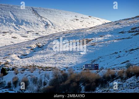 Brecon, Royaume-Uni. 20th janvier 2023. La circulation traverse le col enneigé de la montagne à Story Arms dans le parc national de Brecon Beacons qui est encore couvert de neige cet après-midi alors que le temps de gel continue. Credit: Phil Rees/Alamy Live News Banque D'Images