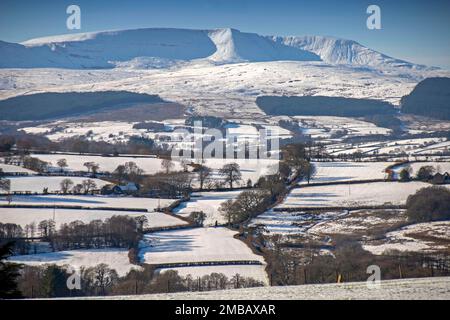 Brecon, Royaume-Uni. 20th janvier 2023. Une superbe journée d'hiver ensoleillée près du petit village de Libanus dans le parc national de Brecon Beacons qui est encore couvert de neige cet après-midi alors que le temps de gel continue. Credit: Phil Rees/Alamy Live News Banque D'Images