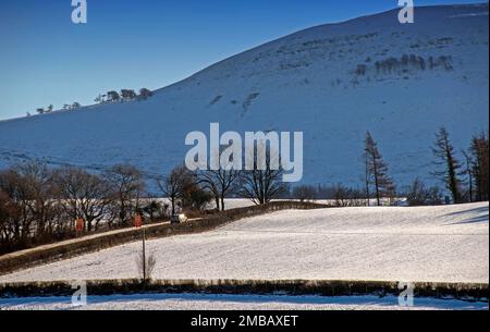 Brecon, Royaume-Uni. 20th janvier 2023. Voitures roulant sur la route près de Libanus lors d'une superbe journée d'hiver ensoleillé dans le parc national de Brecon Beacons qui est encore couvert de neige cet après-midi alors que le temps de gel continue. Credit: Phil Rees/Alamy Live News Banque D'Images