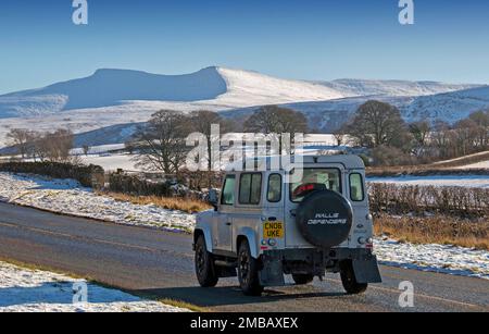 Brecon, Royaume-Uni. 20th janvier 2023. Voitures roulant sur la route près de Libanus lors d'une superbe journée d'hiver ensoleillé dans le parc national de Brecon Beacons qui est encore couvert de neige cet après-midi alors que le temps de gel continue. Credit: Phil Rees/Alamy Live News Banque D'Images