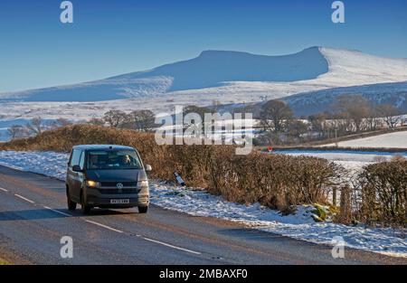 Brecon, Royaume-Uni. 20th janvier 2023. Voitures roulant sur la route près de Libanus lors d'une superbe journée d'hiver ensoleillé dans le parc national de Brecon Beacons qui est encore couvert de neige cet après-midi alors que le temps de gel continue. Credit: Phil Rees/Alamy Live News Banque D'Images