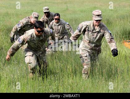 CAMP BONDSTEEL, KOSOVO – ÉTATS-UNIS Les soldats de l’armée de la Compagnie médicale 547th (soutien de zone), 56th Bataillon médical multifonctionnel, 62nd Brigade médicale, se sont affronté pour faire glisser un brancard avec un patient simulé lors du défi des croisés de la compagnie au camp de Bondsteel, Kosovo, 14 juin 2022. Le Crusader Challenge était un événement d’une journée qui a testé l’endurance physique et mentale des soldats médicaux lorsqu’ils ont participé à plusieurs événements. Banque D'Images