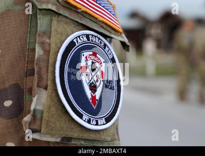 CAMP BONDSTEEL, KOSOVO – UN AMÉRICAIN Le soldat de l’armée, de la Compagnie médicale 547th (soutien de zone), 56th Bataillon médical multifonctionnel, 62nd Brigade médicale, se tient à l’extérieur de la station d’aide de l’unité juste avant le début du défi des croisés de la compagnie sur le camp de Bondsteel, Kosovo, 14 juin 2022. Le Crusader Challenge était un événement d’une journée qui a testé l’endurance physique et mentale des soldats médicaux lorsqu’ils ont participé à plusieurs événements. Banque D'Images