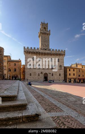 Palazzo Comunale sur la Piazza Grande à Montepulciano dans le Val d'Orcia en Toscane, Italie. Banque D'Images