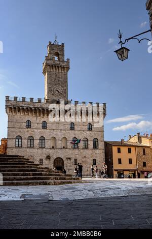 Palazzo Comunale sur la Piazza Grande à Montepulciano dans le Val d'Orcia en Toscane, Italie. Banque D'Images