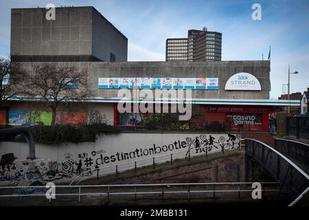 Une murale sur un mur sur le côté du centre commercial Strand à côté du canal Liverpool-Leeds dans la ville de Bootle, Sefton, qui rejoint la ville de Liverpool. Il a été annoncé en 2015 que le HMRC devait fermer son bureau à Triad House à Bootle, ce qui, selon les craintes, entraînerait des pertes d'emplois dans la ville. L'installation a finalement été liquidée à la fin de 2021. Image illustrant le programme de mise à niveau du gouvernement britannique. Banque D'Images