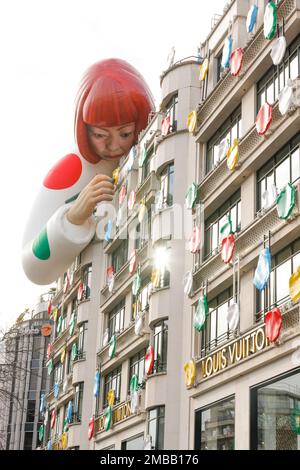 Une statue monumentale de Yayoi Kusama sur la boutique Louis Vuitton des  Champs-Elysées