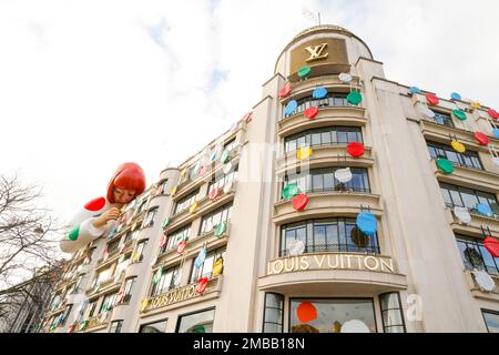 Une statue monumentale de Yayoi Kusama sur la boutique Louis Vuitton des  Champs-Elysées