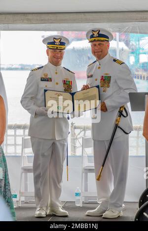 Capitaine Brian Anderson, chef des opérations aux États-Unis La Garde côtière du secteur de l'Atlantique présente un prix pour le service à Cmdr. Malcolm Belt à bord de l'USCGC Legare (WMEC 912) à Portsmouth, en Virginie, sur 14 juin 2022. Cmdr. Jeremy Greenwood soulagé Cmdr. Malcolm Belt en tant que commandant de l'USCGC Legare lors d'une cérémonie officielle de changement de commandement à l'unité. Banque D'Images