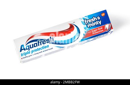 Chisinau, Moldova- Mars, 25, 2016: Dentifrice Aquafresh avec protection de l'acide de sucre.Aquafresh est une marque de produits de santé bucco-dentaire fondée en 1973 Banque D'Images