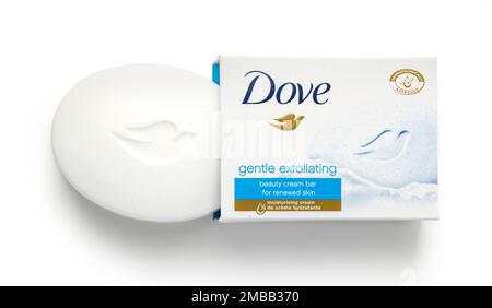 CHISINAU, MOLDOVA - 25 MARS 2016. Savon à crème Dove Beauty isolé sur blanc. Dove est une marque de soins personnels appartenant à Unilever. Banque D'Images