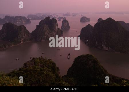 Ha long Bay ( baie de Halong ) vue sur le paysage - les bateaux flottent à travers le paysage impressionnant . Ha long Bay , Vietnam Banque D'Images