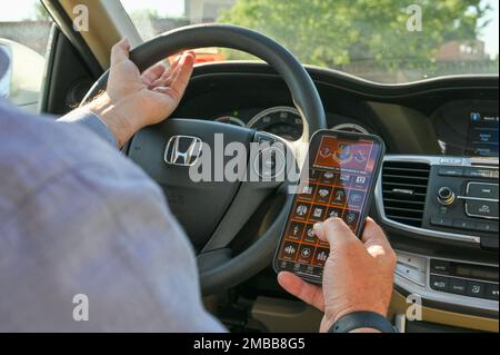 L'utilisation d'un téléphone cellulaire pendant la conduite augmente considérablement le risque d'accidents graves pouvant entraîner des blessures ou la mort. Selon la National Highway Traffic Safety Administration, en 2020, 3 142 personnes ont été tuées dans des accidents impliquant des conducteurs distraits. Pour obtenir d'autres conseils de sécurité pour l'été, communiquez avec le Bureau de la sécurité de la base au 781-225-5584 Banque D'Images