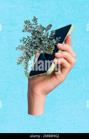 Collage photo composite de la main tenant le nouvel écran de smartphone samsung croissance organique vert plante feuilles isolées sur fond bleu de couleur Banque D'Images