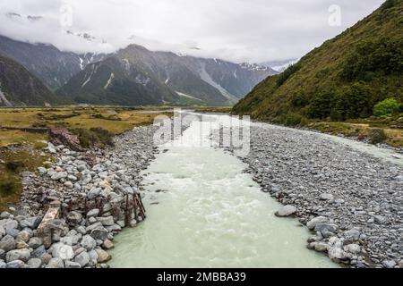 La rivière Hooker s'écoulant vers la rivière Tasman près du mont Cook dans l'île du Sud de la Nouvelle-Zélande avec des montagnes enneigées en arrière-plan Banque D'Images