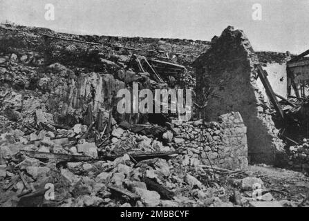 'Ur le front italien; Apres une action violente sur le Carso les ruines du village de Selz, conquis par nos alliés a la fin d'avril, et les nouvelles positions fortifiees au bord de la crète', 1916. De "Collection de la guerre IV L'Illustration Tomé CXLVII. La guerre janvier, Fevrier, Mars, avril, Mai, Juin 1916". Banque D'Images