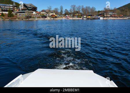 Sur le Titisee avec un pédalo, surplombant la rive dans la Forêt Noire, Allemagne, Europe Banque D'Images