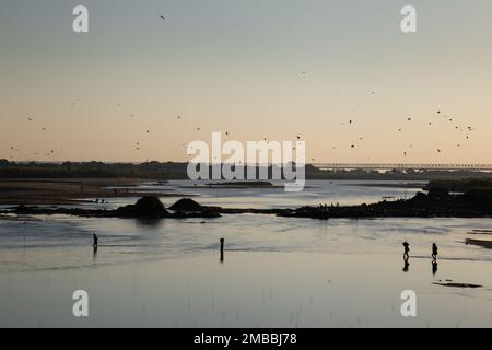 People Crossing River Sunset Photography - Myanmar Banque D'Images