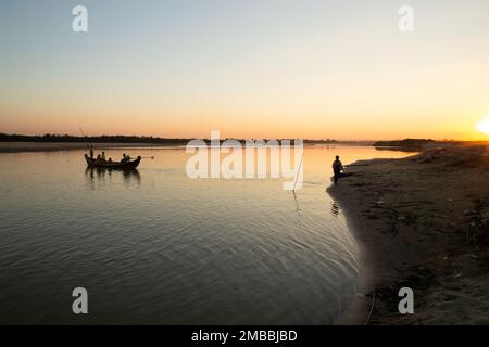 Rivière Irrawaddy (rivière Ayeyarwady) ဧရာဝတီမြစ် Coucher de soleil pleine lune paysage - Myanmar Banque D'Images