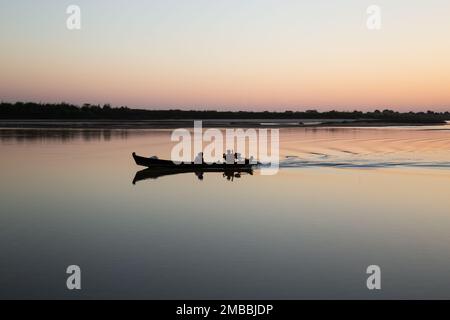 Rivière Irrawaddy (rivière Ayeyarwady) ဧရာဝတီမြစ် Coucher de soleil pleine lune paysage - Myanmar Banque D'Images