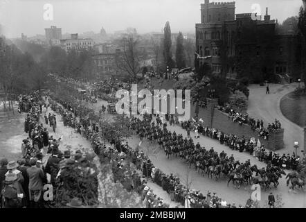 Commission française aux États-Unis - Procession en bas 16th rue, 1917. Au nord de Florida Avenue, Meridian Hill, avec Henderson's Castle à droite. ÉTATS-UNIS Capitol Dome à gauche. Banque D'Images