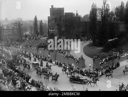 Commission française aux États-Unis - Procession en bas 16th rue, 1917. Au nord de Florida Avenue, Meridian Hill, avec Henderson's Castle à droite. ÉTATS-UNIS Capitol Dome à gauche. Banque D'Images