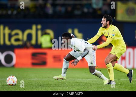 Vinicius Jr (Real Madrid, #20) et Jorge Cuenca (Villarreal CF, #5) en action Banque D'Images
