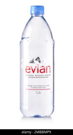 Chisinau, Moldova- avril 21, 2018:: Bouteille d'eau minérale naturelle d'Evian sur fond blanc. Fabriqué en France. Banque D'Images