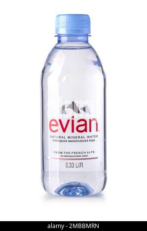 Chisinau, Moldova- avril 21, 2018:: Bouteille d'eau minérale naturelle d'Evian sur fond blanc. Fabriqué en France. Banque D'Images